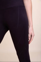 Load image into Gallery viewer, Venice Cross Seamed Detailed Leggings- black